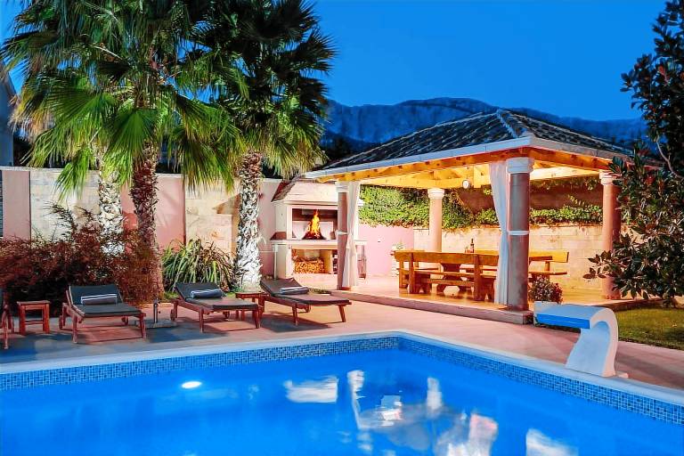 Villa with grill, private pool & patio | Mountain view — photo 2