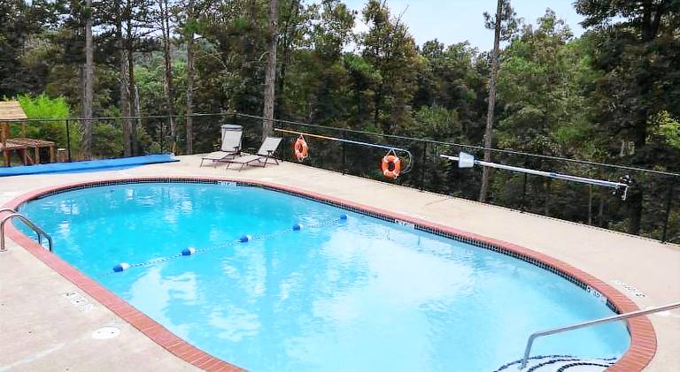 House with pool & jacuzzi in Eureka Springs, AR