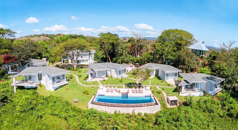 Lodge with patio, pool & yard in Cóbano