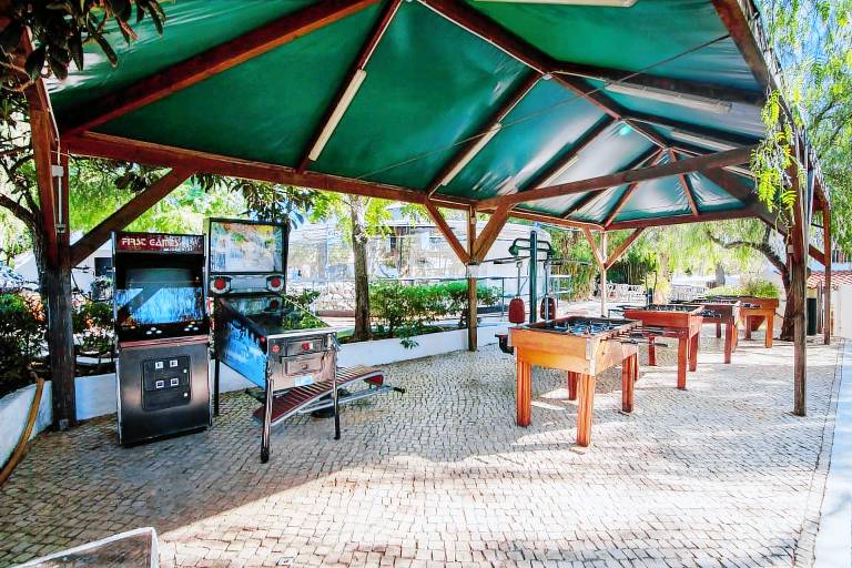 Vacation home with BBQ, pool & yard — photo 3