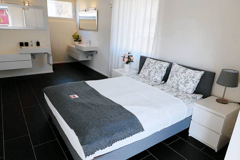 Ferienhaus in Sisikon, Morschach für max. 2 Personen Ferienhaus in Sisikon, Morschach für max. 2 Personen