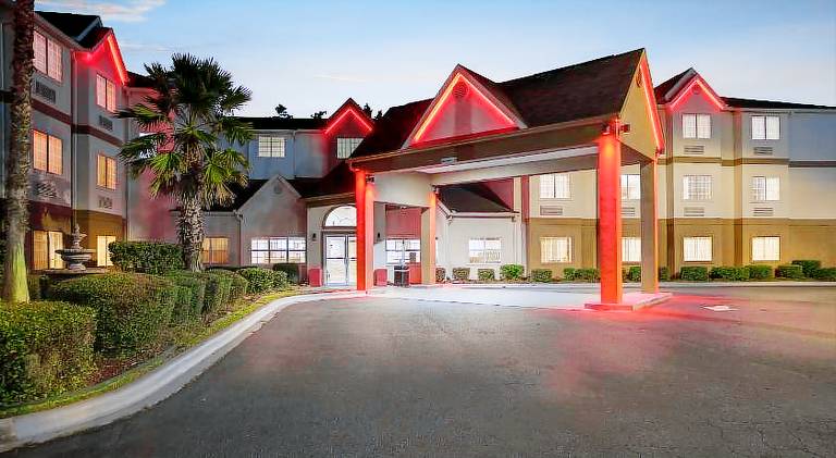 Red Roof PLUS & Suites Savannah – I-95 in Savannah, GA