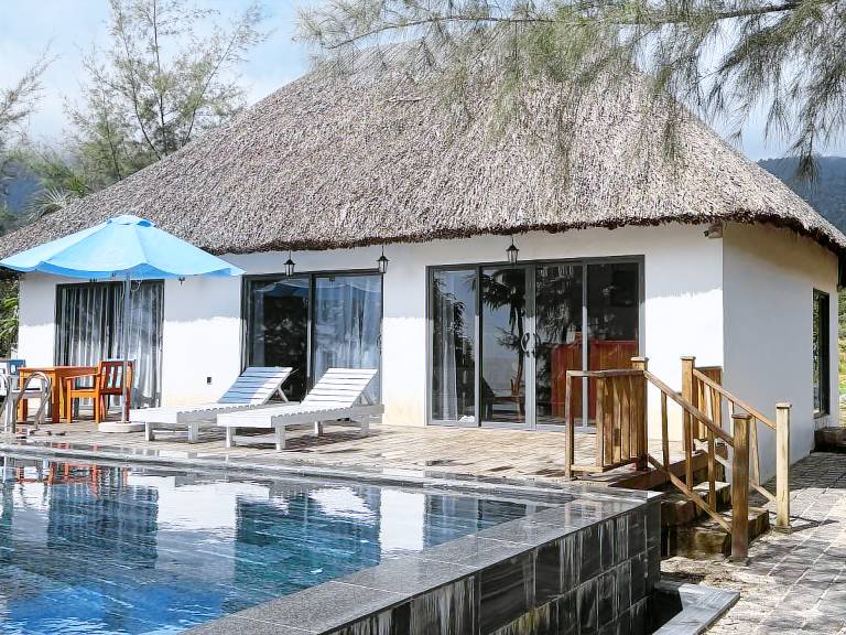 Bungalow with pool, terrace & grill — photo 2