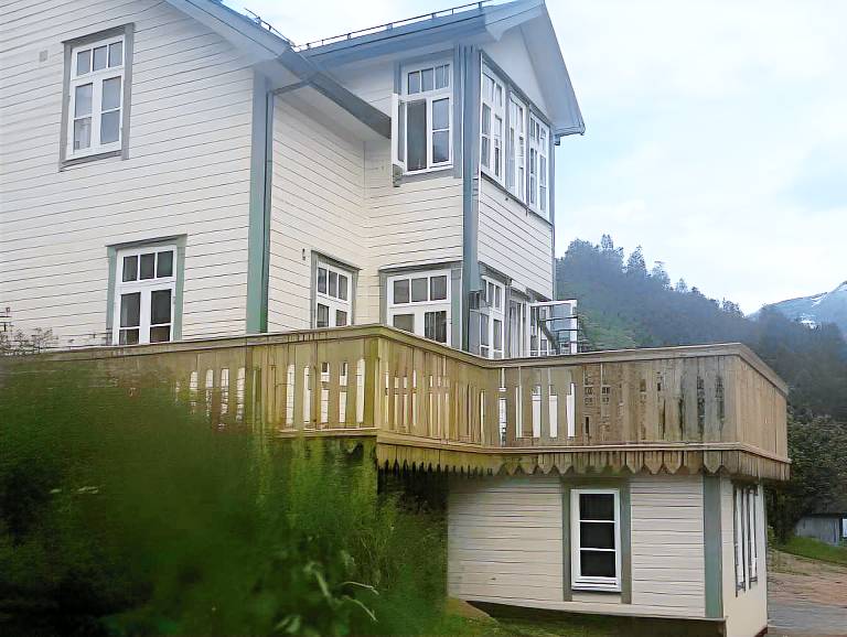 Lodge with garden, patio & sauna | Pets are welcome in Stryn