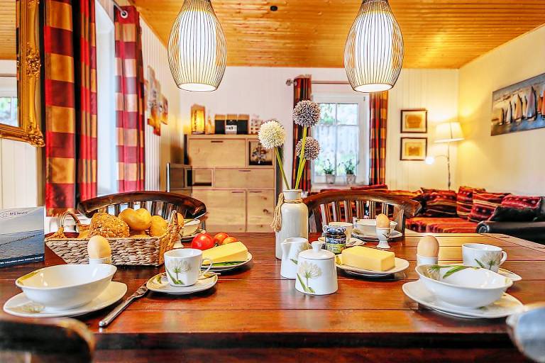 Früher Bahnhof, heute Feriendomizil: Große Ferienwohnung mit verspieltem Charakter auf ca. 110 m²: 3 Schlafzimmer, 2 Küchen, 2 Bäder und Platz für bis zu 6 Personen, überdachte Terrasse und Garten. Für alle, die Individualität und Atmosphäre schätzen! — photo 3