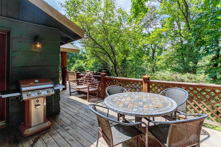 Bear Bungalow - 1 mile from Main Street Blowing Rock! Hot Tub - Pet Friendly - Fenced In Yard — photo 4