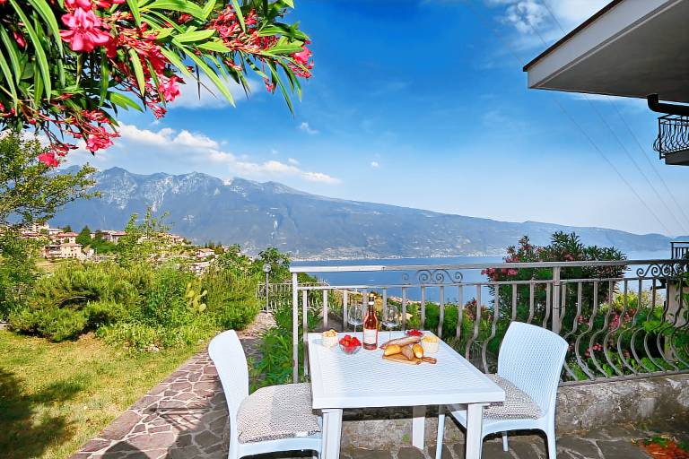 Rental apartment with terrace in Garda