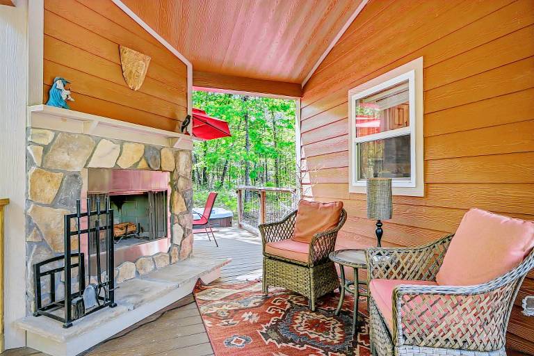 Mentone Tranquility Base with Hot Tub & Outdoor Fireplace 3 Acres Fast WiFi — photo 2
