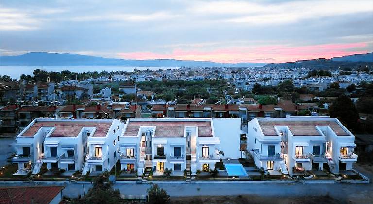 Apartment with terrace & yard in Kavala