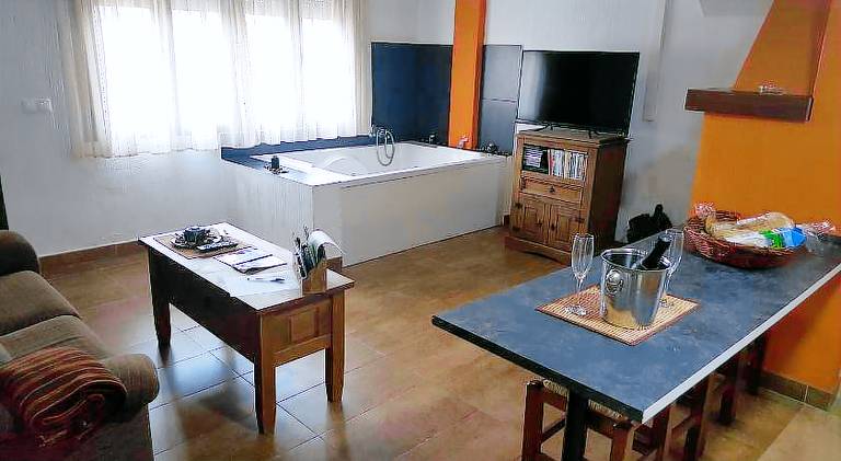 Apartment with jacuzzi — photo 2