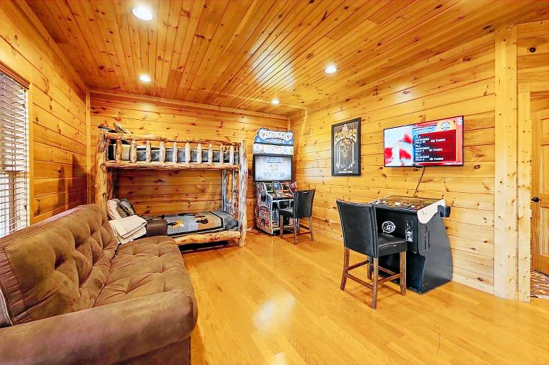 Cabin with barbeque, hot tub & pool | Mountain view — photo 4