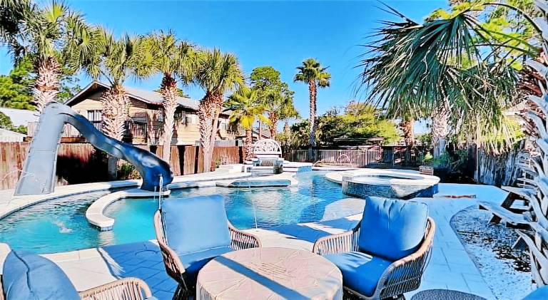 Vacation home with pool — photo 3