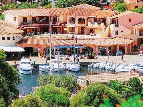 Serviced apartment with patio & yard in Budoni
