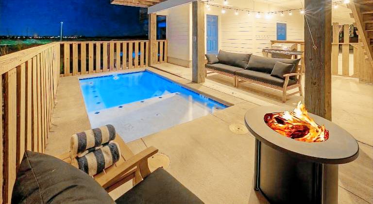 Vacation home with pool & grill — photo 3