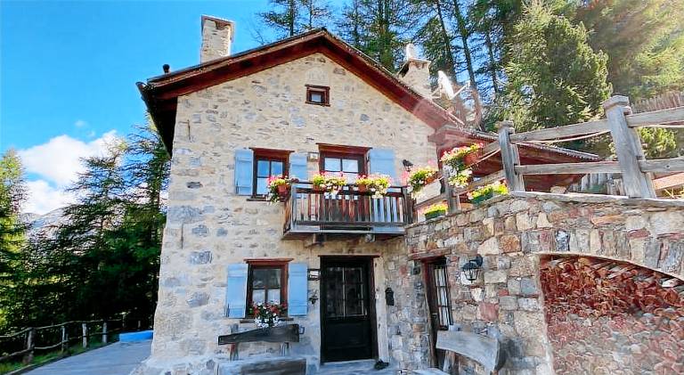 Chalet with hot tub | Pet-friendly — photo 4