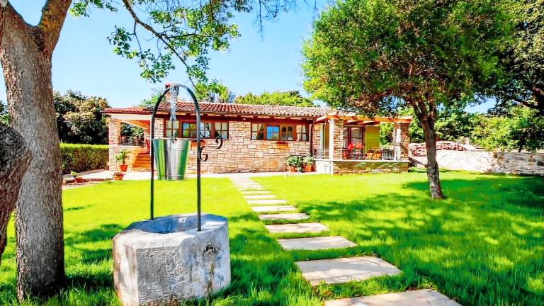 Villa with yard, private pool & patio | Pet-friendly — photo 3