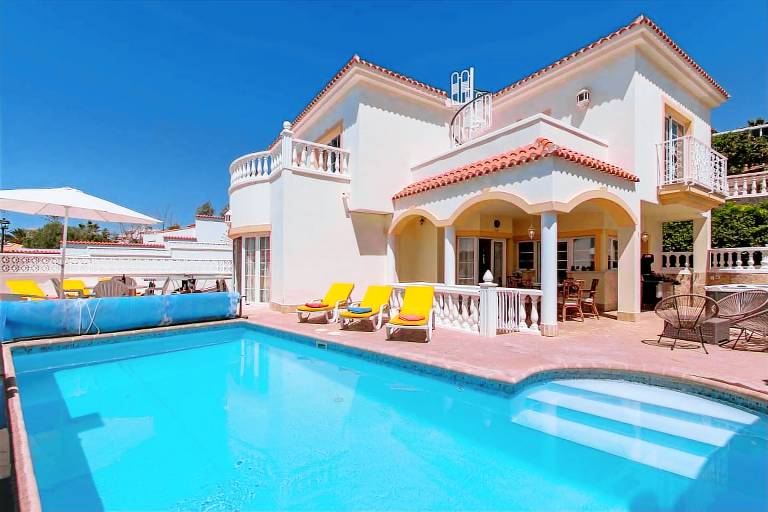 Children-friendly villa with fast internet, garden & private pool | Mountain view | Pet-friendly in Santa Cruz de Tenerife