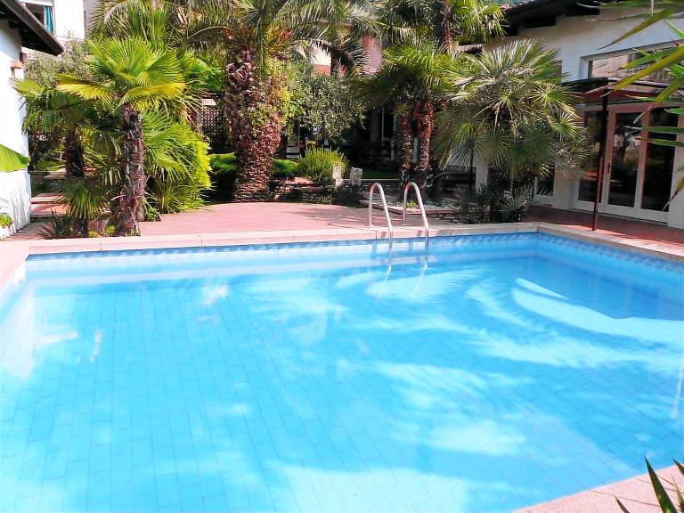 Rental apartment with terrace, garden & grill in Gardone Riviera