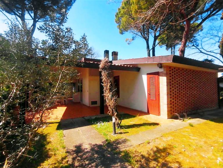 Villa with yard & barbeque | Garden view — photo 2