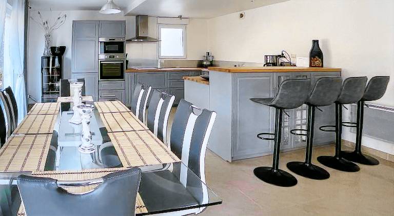 House with 4 rooms for 8 persons in Reims