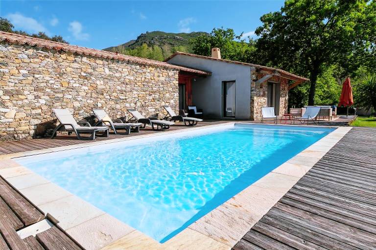 Fully equipped big vacation home with pool, terrace & yard | Dogs allowed in Bastia