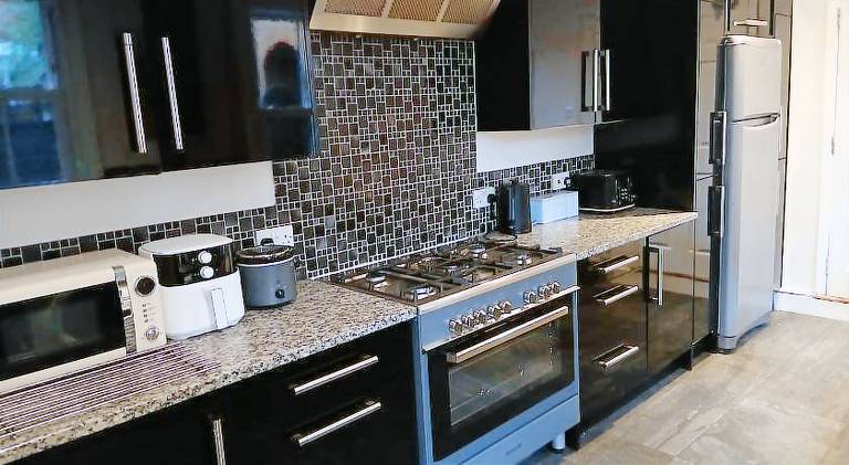 Spacious 4 Bedroom House, Garden, Nr Ipswich Town Centre with hot tub — photo 5