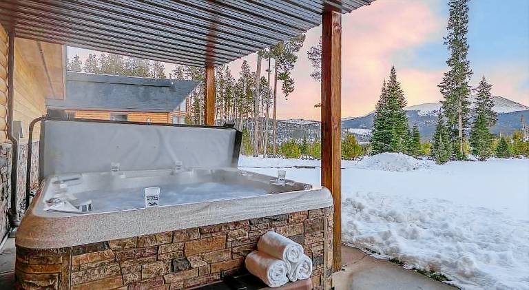 House with yard, hot tub & barbeque — photo 5
