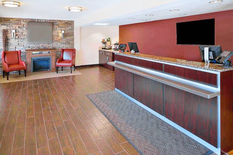 Super 8 by Wyndham Deerfield/Northbrook — photo 3