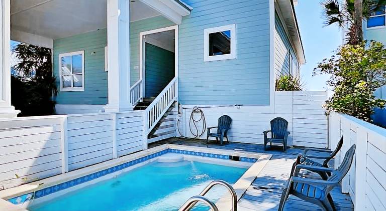 Vacation home with private pool & grill — photo 4