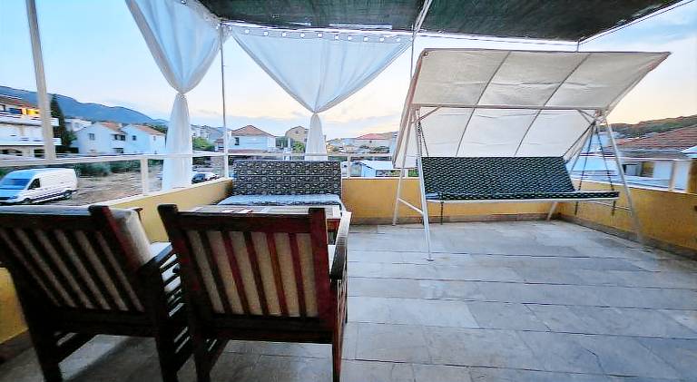 Apartment with 2 rooms for 4 persons in Jelsa