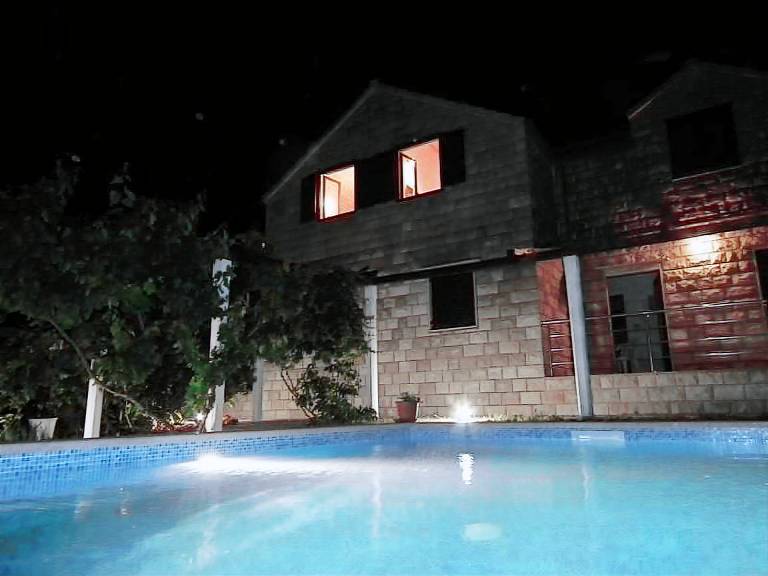 House with grill, jacuzzi & terrace — photo 2