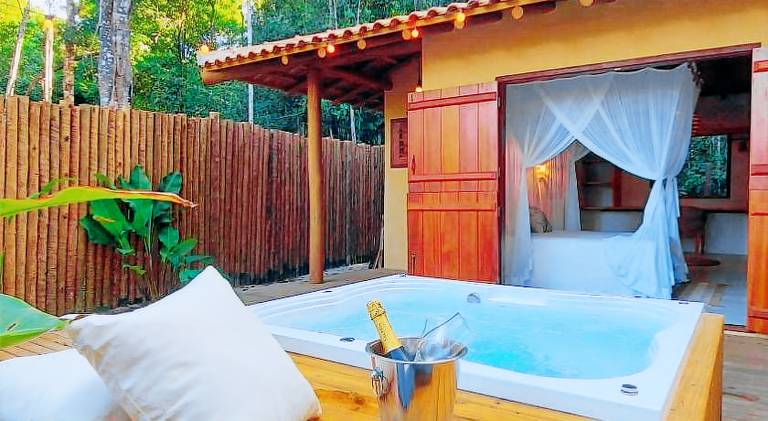 Vacation home with garden & jacuzzi in Porto Seguro