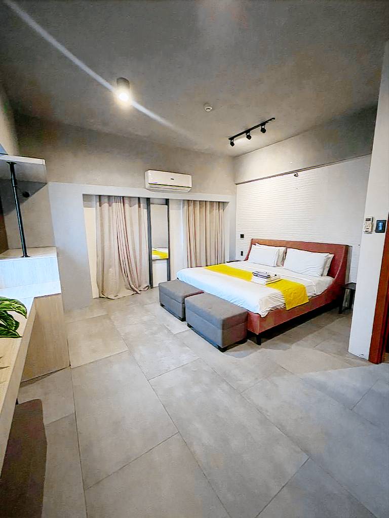 Rental apartment with pool in Quezon City