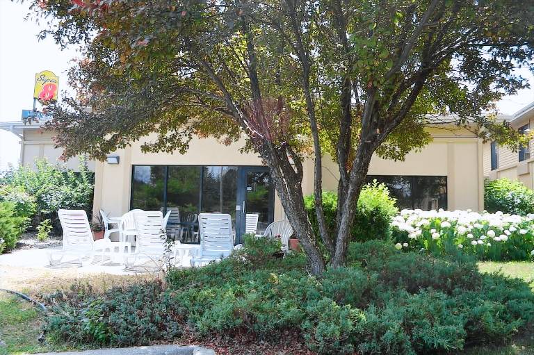 Super 8 by Wyndham Germantown Milwaukee