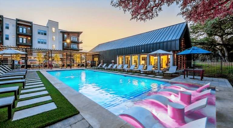Luxurious New Unit 1Bd1Ba Pool, Golf Sim — photo 3