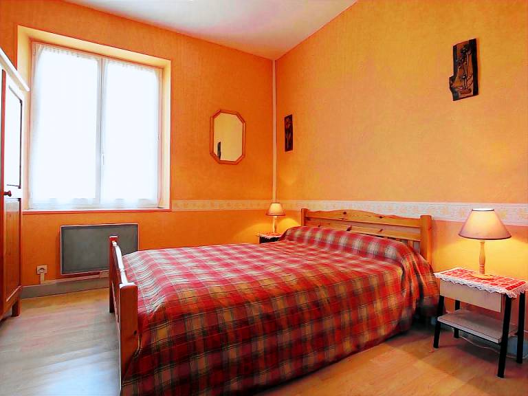 Charming Old Schoolhouse: 3BR, Scenic Views, Near Loire Gorges, Pet Friendly — photo 5