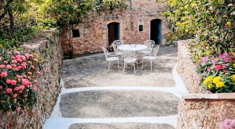 Vacation home with terrace, yard & jacuzzi in Apokoronas
