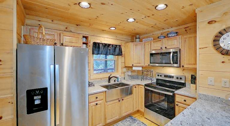 Ample vacation home with hot tub & pool | Dogs allowed — photo 5