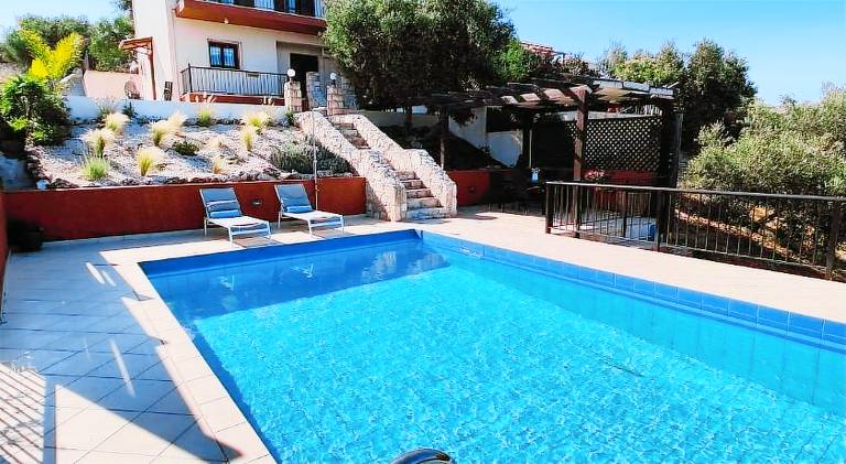 Villa with pool in Platanias