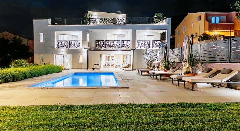 Wonderful villa with pool & hot tub | Beach nearby | Dogs allowed in Podstrana