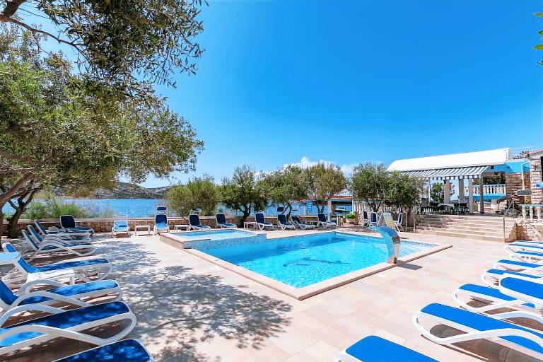 Child-friendly rental apartment with pool & garden | Next to the beach | Pets are welcome in Novalja