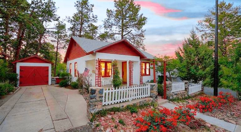 PRIVATE HOME Walk to Downtown CHERRY BLOSSOM COTTAGE Hot Tub SLEEPS UP TO 6 GUESTS — photo 5