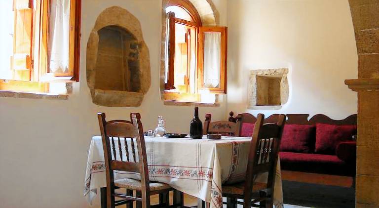 Serviced apartment with patio & yard | Dogs allowed — photo 2