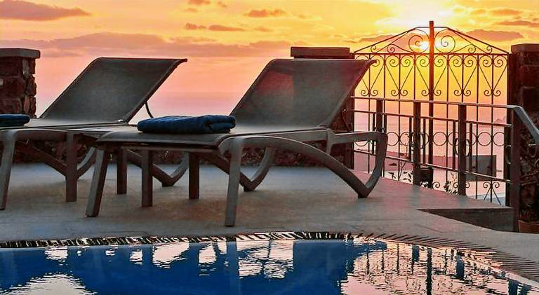 Lovely villa with terrace, private pool & yard | Suitable for remote work | Pets are welcome in Santorini