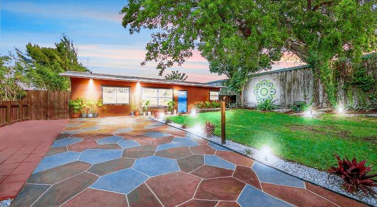 Villa with pool — photo 5