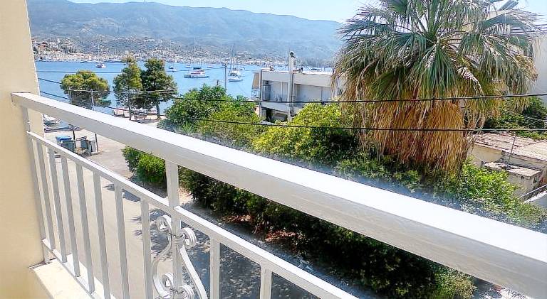Apartment with patio in Poros