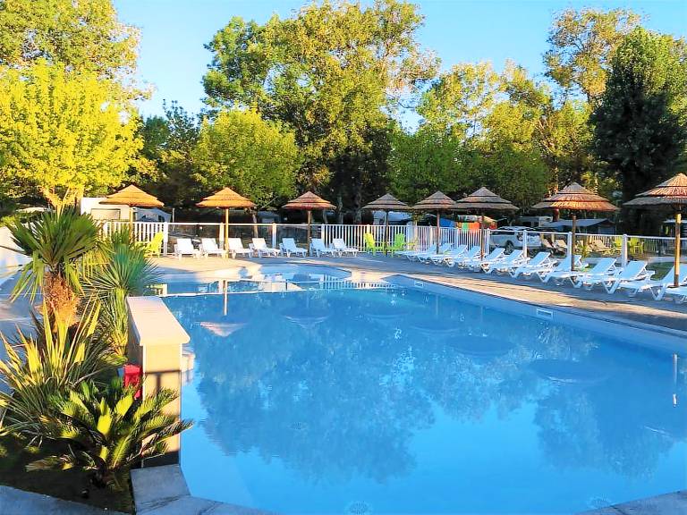 Mobile home with terrace & heated pool in Périgueux
