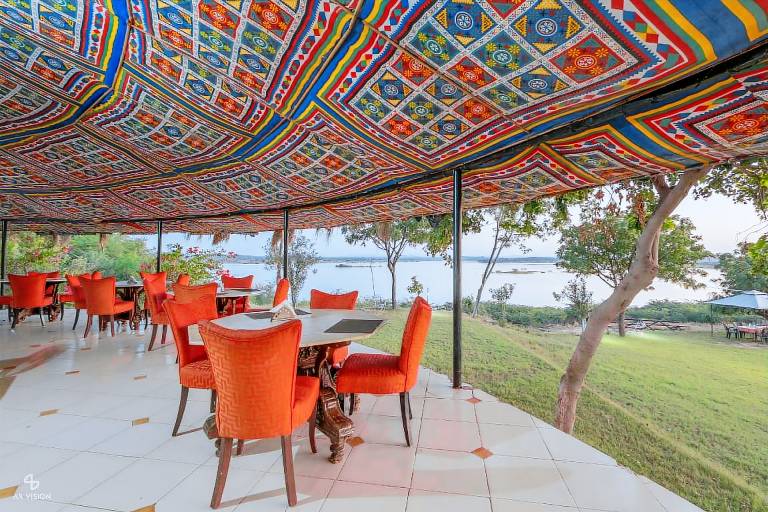 Lodge with pool, grill & terrace — photo 4