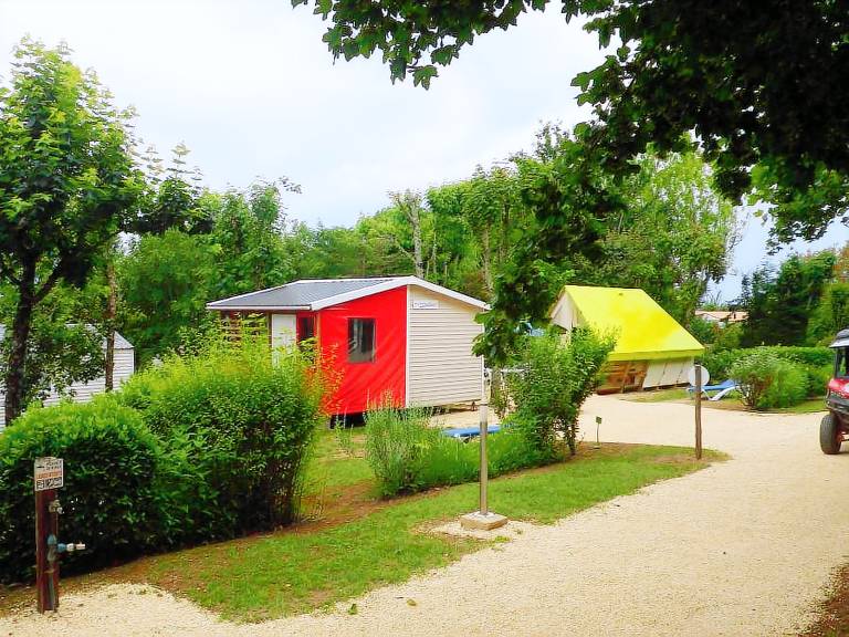 Family-oriented charming bungalow with barbecue, terrace & heated pool | Pets allowed — photo 5