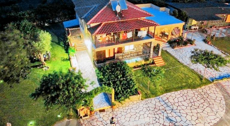 House with barbecue, terrace & garden — photo 5